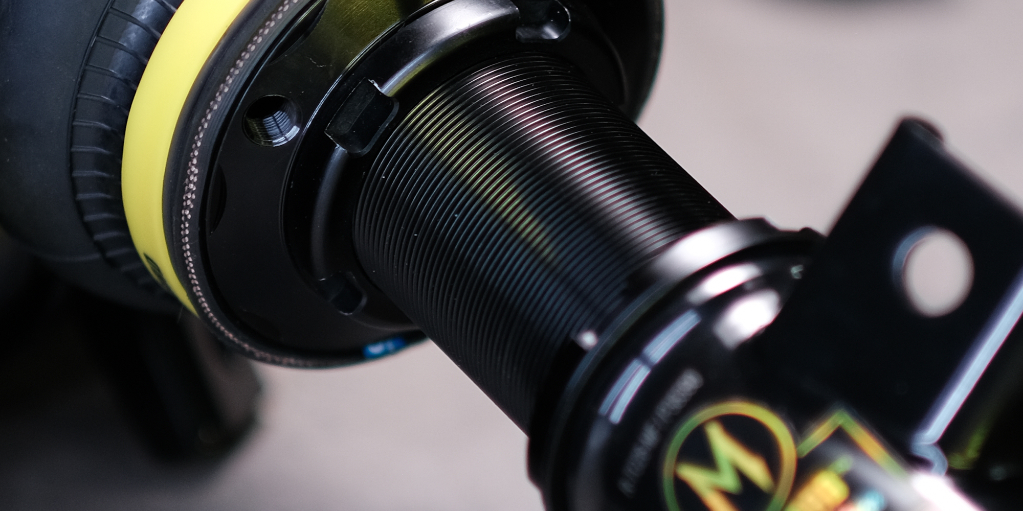 Maxload threaded damper air struts